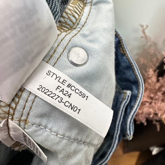 J. CREW Curvy Slim Wide Jeans in 1996 Semi-Stretch Medium Wash Sz 32T {3K1} - Picture 7 of 7